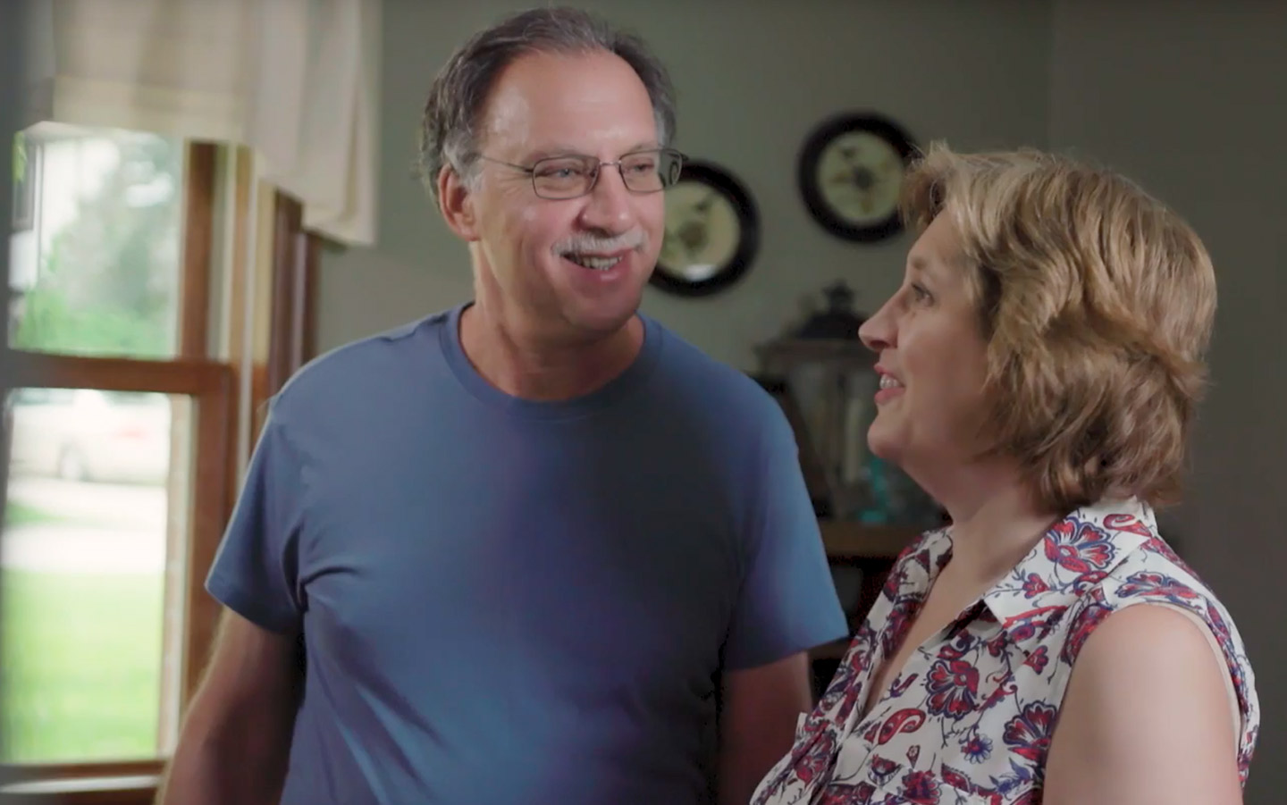 David, usuário de implante Baha, conversando com sua esposa em casa