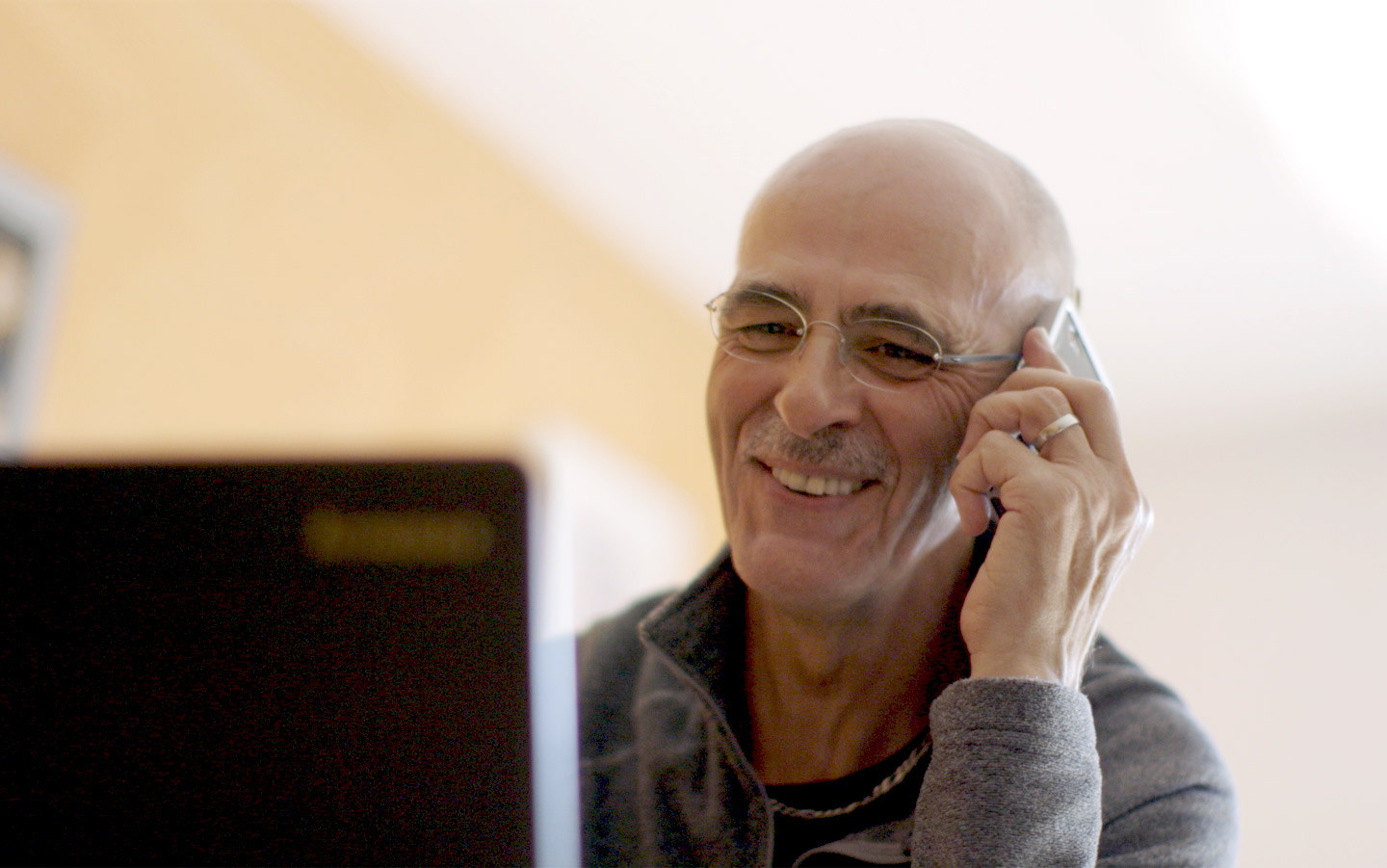 Usuario de un implante de Cochlear haciendo una llamada telefónica