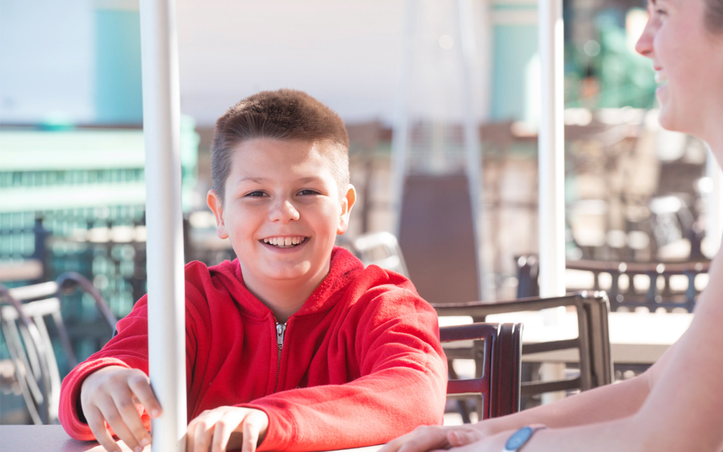 Niño en celebración de Cochlear con procesador de sonido Baha