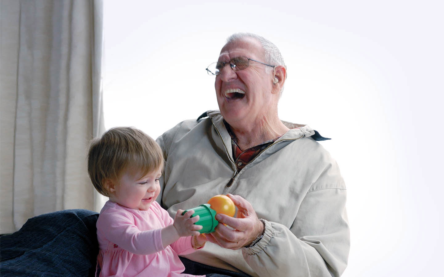 Abuelo disfrutando de jugar con su nieta