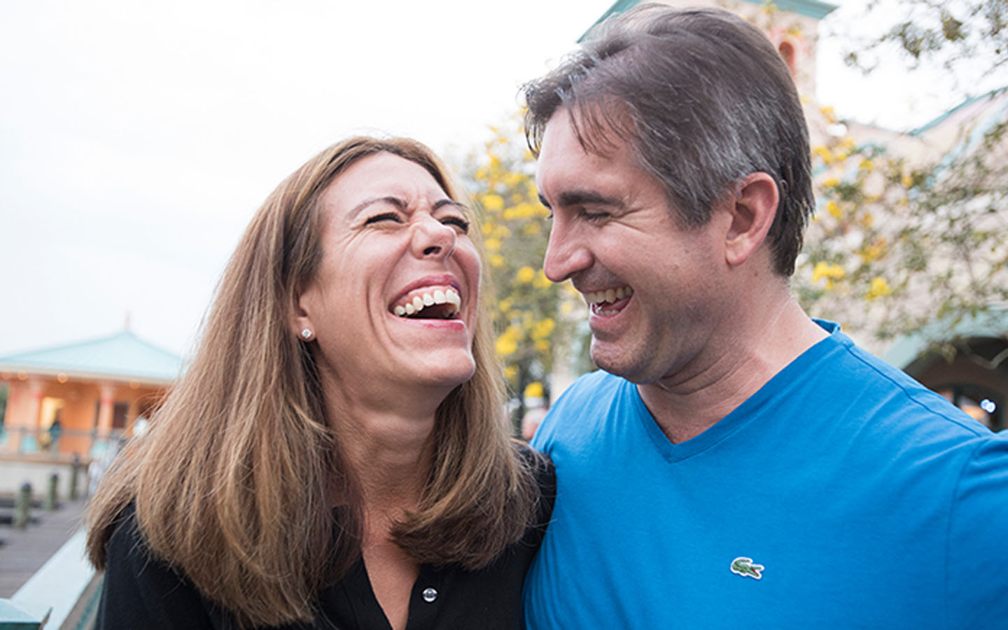 Marido e esposa rindo juntos