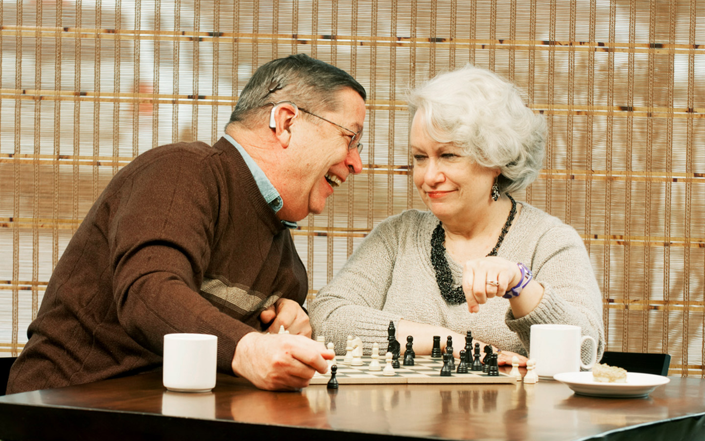 Bill, usuario de un implante, y Pam disfrutan de una partida de ajedrez