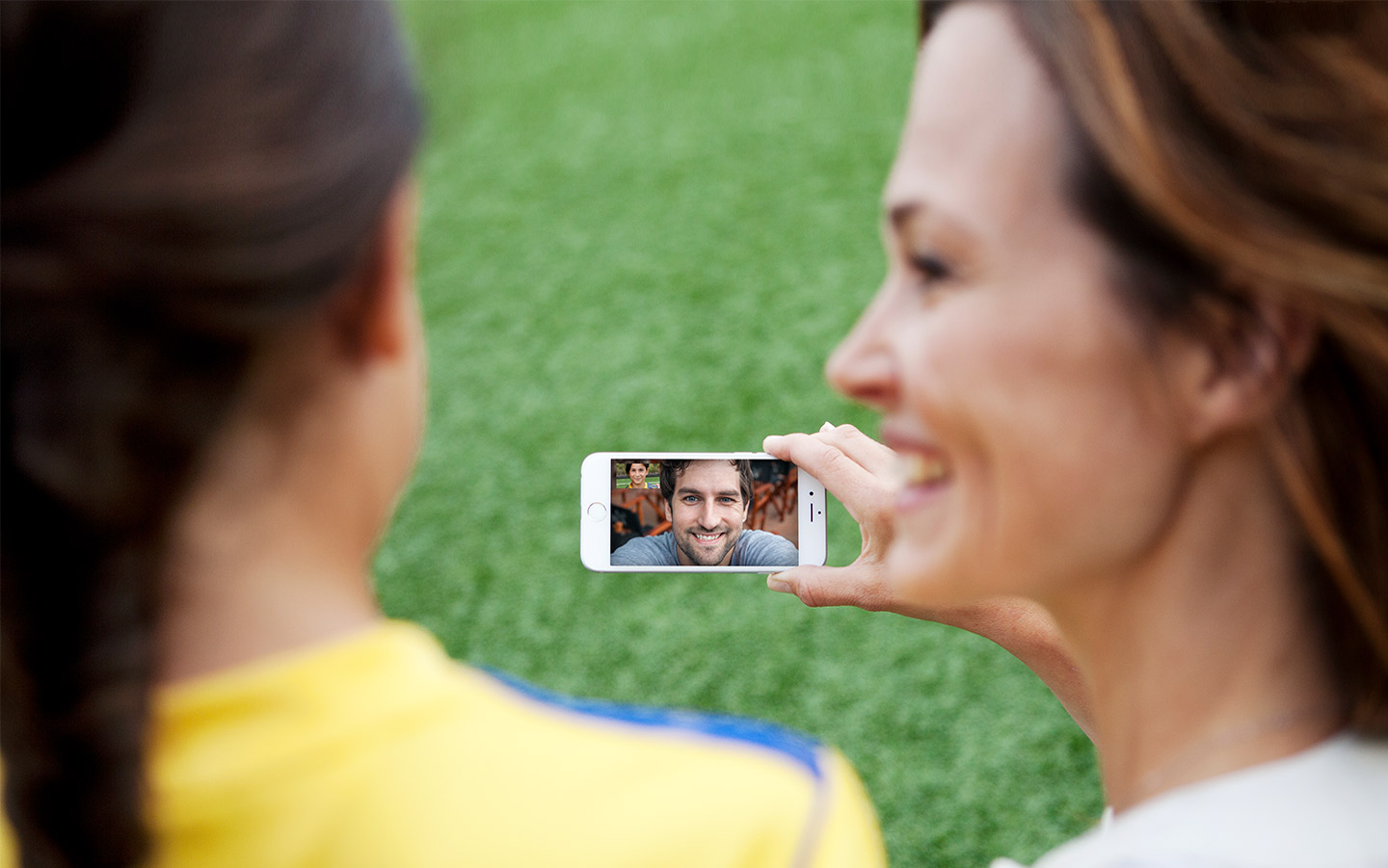 Usuário de implante coclear usando o Facetime
