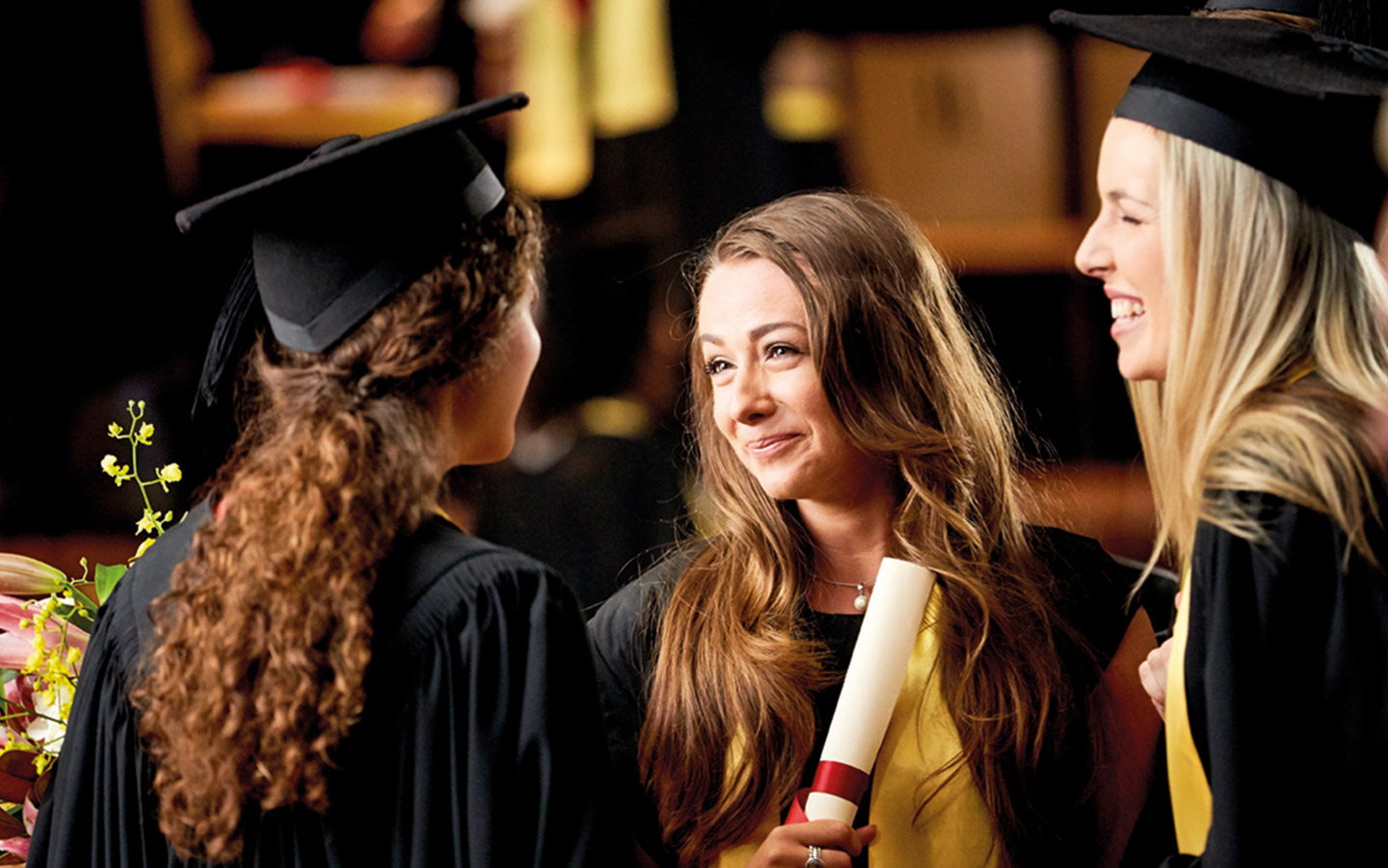 Joven en su graduación de la universidad con sus amigos