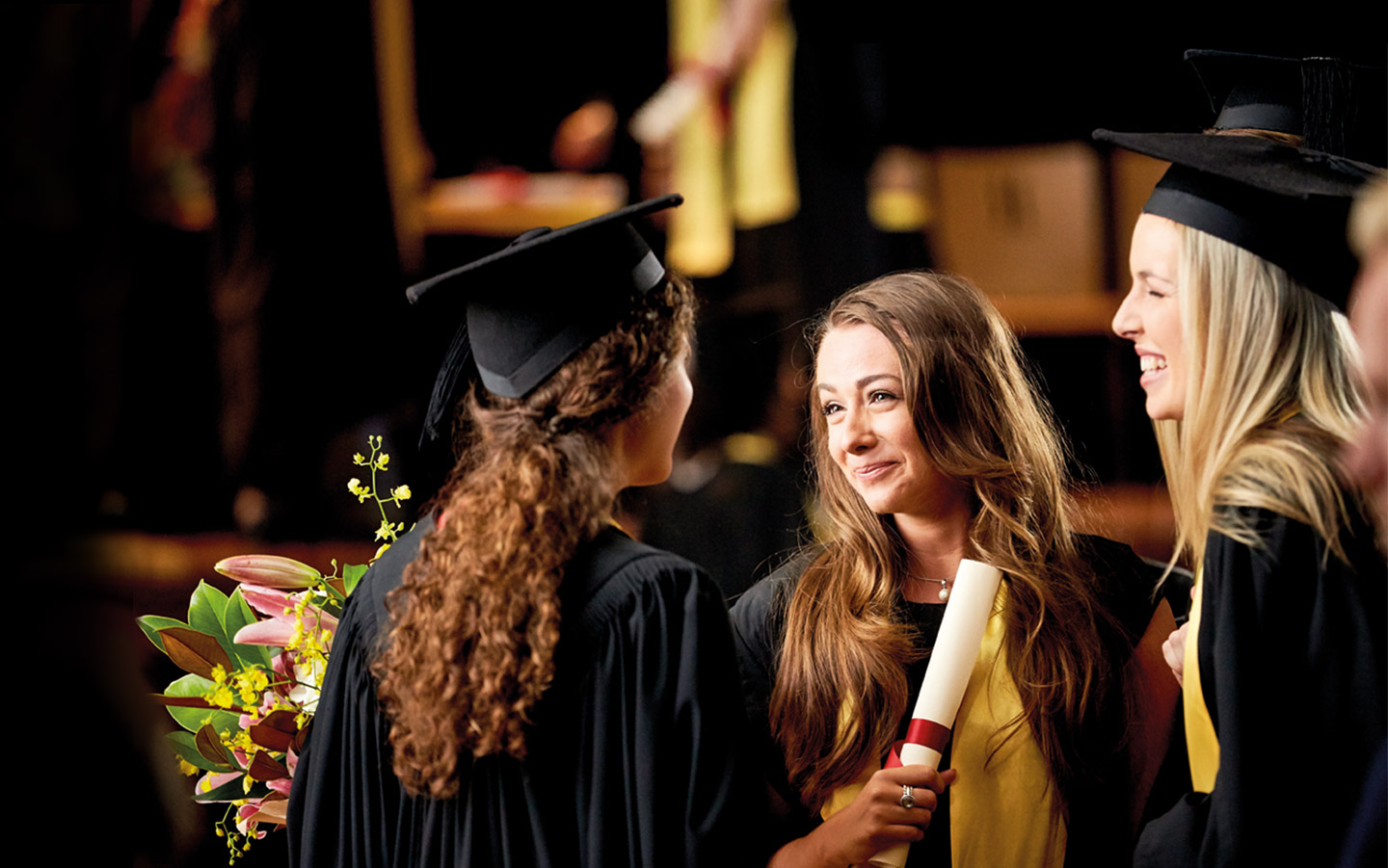 Adolescente com amigos na formatura da universidade