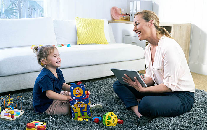 Audiologista com criança candidata da Cochlear™