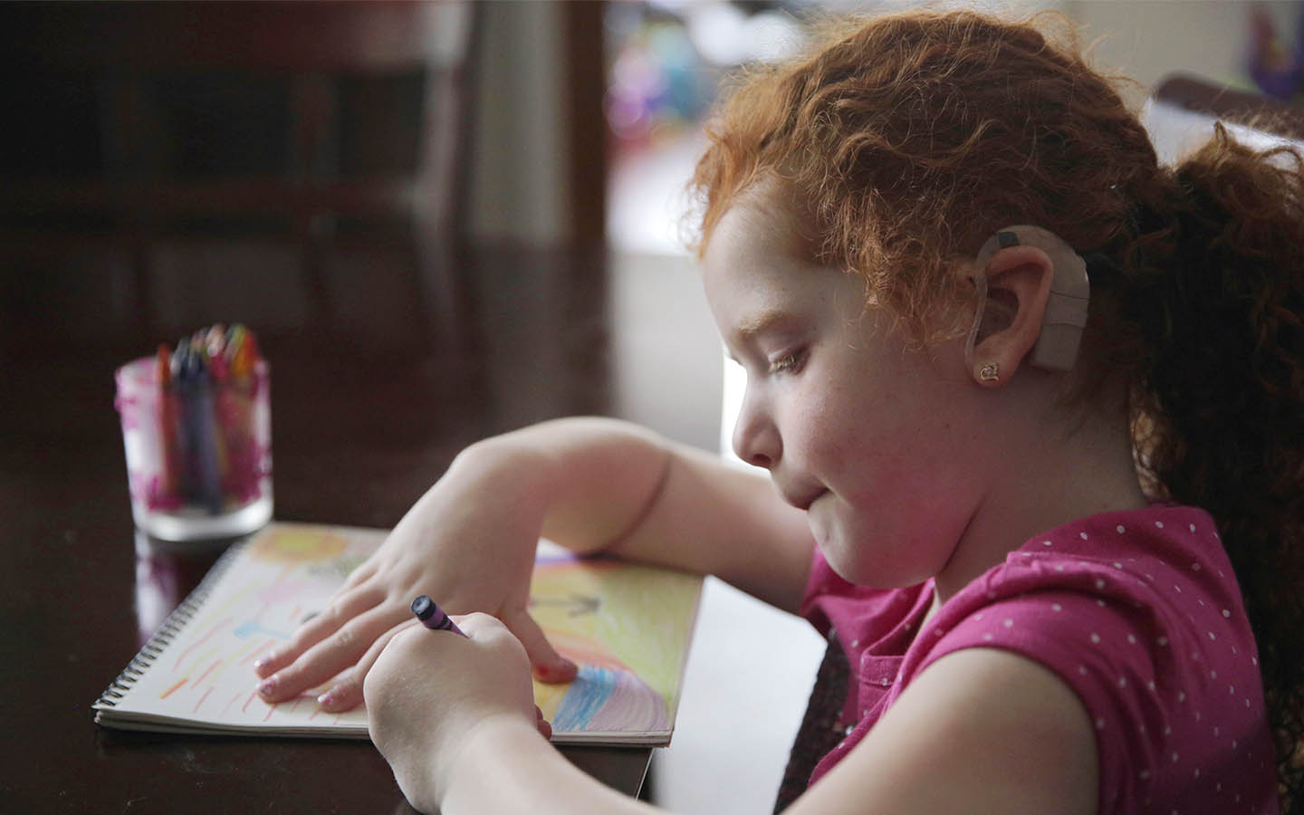 Niña haciendo las tareas escolares