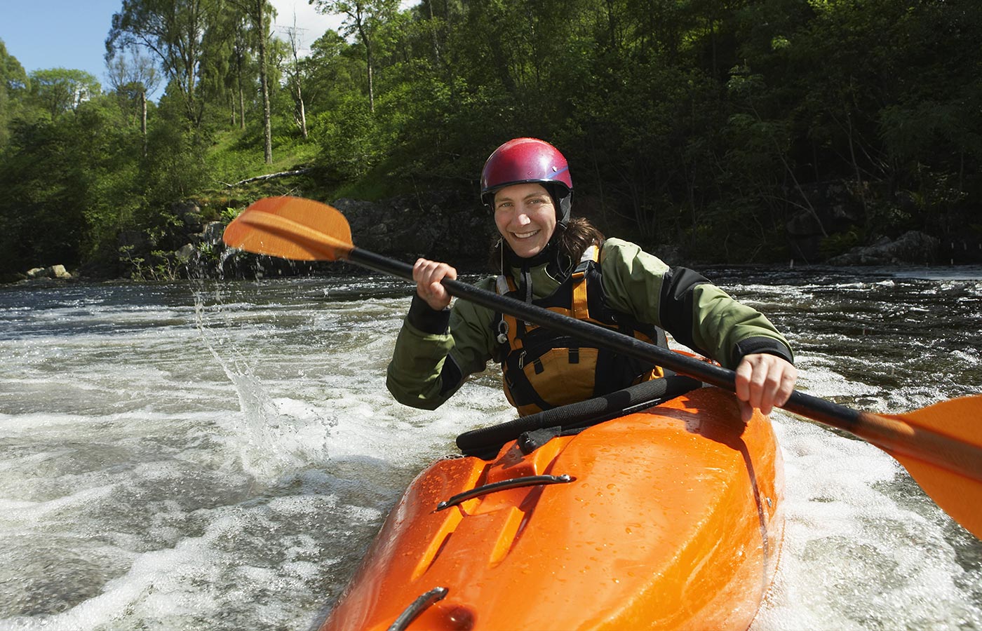 Adulto con un Cochlear Hybrid en kayak