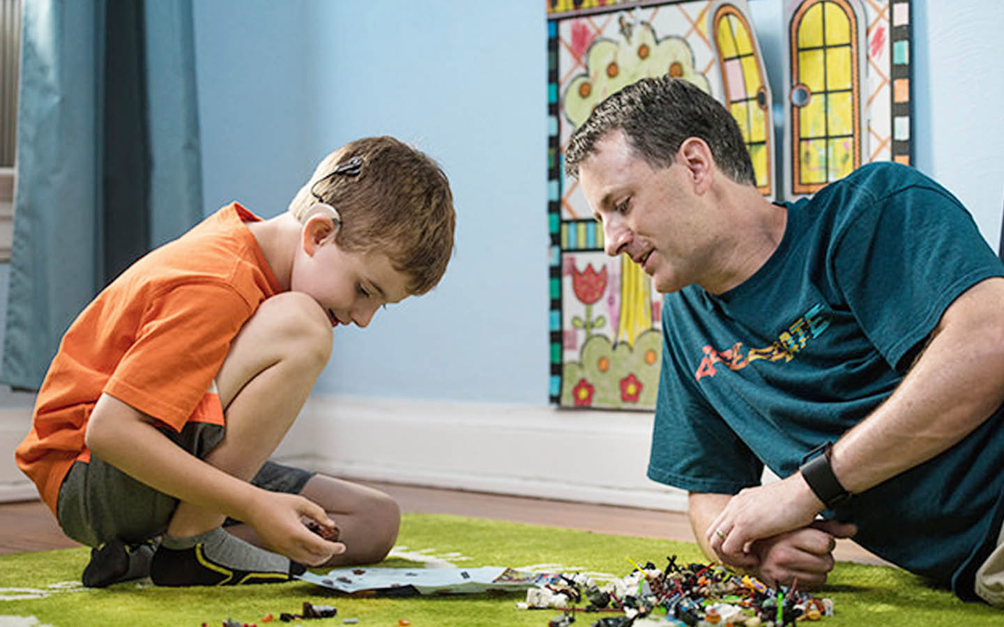 Con los implantes cocleares, Patrick H., de siete años de edad, pudo aprender y jugar con sus compañeros de clase, con la tranquilidad de saber que podrá oír a sus maestros y al mundo que lo rodea.